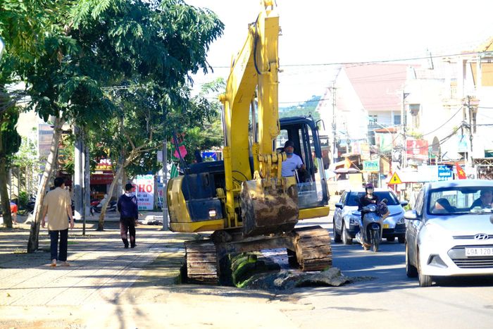 Các đơn vị chức năng xã Nam Ban Lâm Hà ra quân nạo vét, khơi thông dòng chảy hệ thống thoát nước vỉa hè các tuyến đường chính trên địa bàn