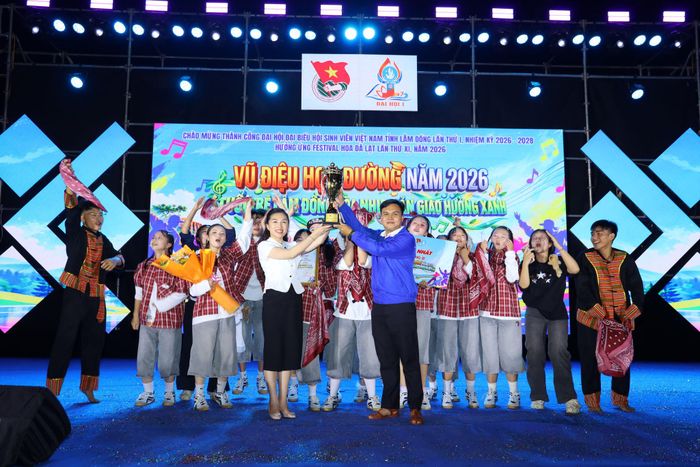 Trao giải Nhất cho đội WAYD (Trường THPT Đơn Dương)