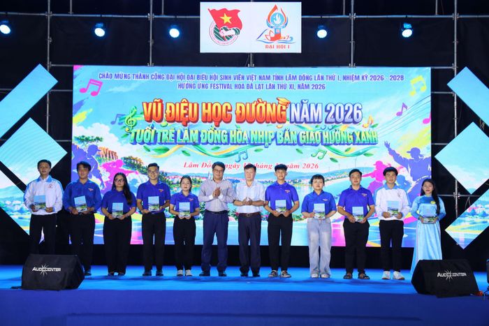 Trao học bổng "Tiếp sức sinh viên Lâm Đồng"
