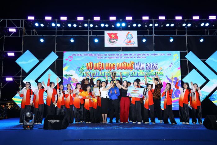 Trao giải Nhất bảng A cho đội DLC CREW (Trường Cao đẳng Đà Lạt)