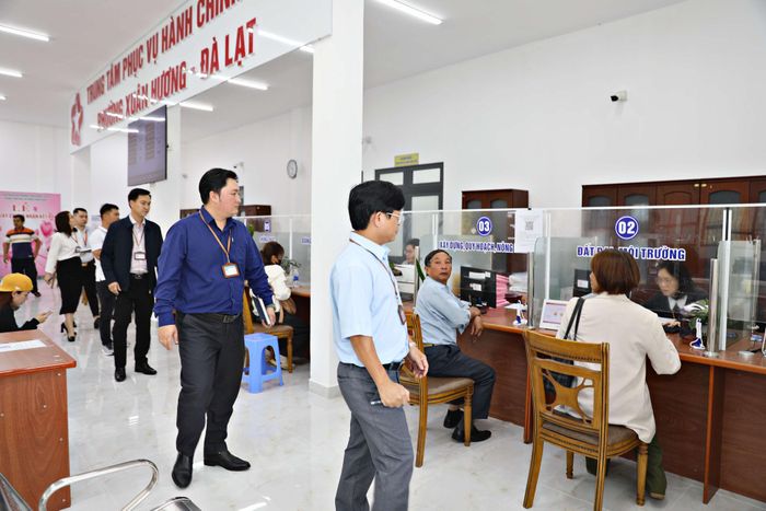 Đoàn kiểm tra làm việc với bộ phận phụ trách hành chính để rà soát tình hình chấp hành giờ giấc công vụ tại phường Xuân Hương - Đà Lạt. (Ảnh: Chính Thành)