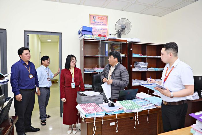 Đoàn kiểm tra hoạt động công vụ, chấp hành giờ làm việc, vắng mặt có lý do tại các phòng, ban thuộc Sở Tư pháp tỉnh. (Ảnh: Chính Thành)