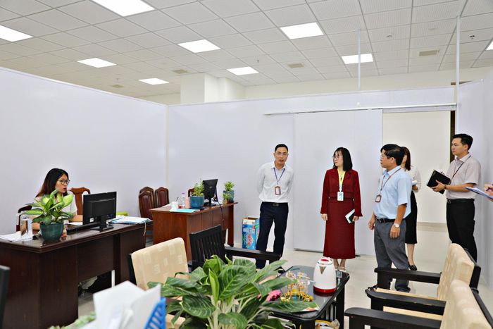 Đoàn kiểm tra của Sở Nội vụ kiểm tra thực tế tại các phòng, ban thuộc các sở, ngành nhằm đánh giá việc chấp hành thời gian làm việc. (Ảnh: Chính Thành)