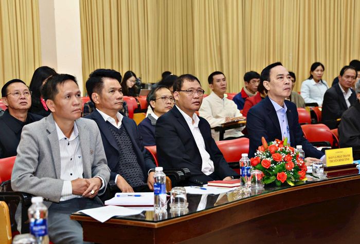 Cán bộ, công chức Báo và Phát thanh, Truyền hình Lâm Đồng nghiêm túc chấp hành kỷ luật, kỷ cương công vụ, đồng thời tham gia học tập, quán triệt các nghị quyết theo chỉ đạo của Tỉnh ủy. (Ảnh: Chính Thành)
