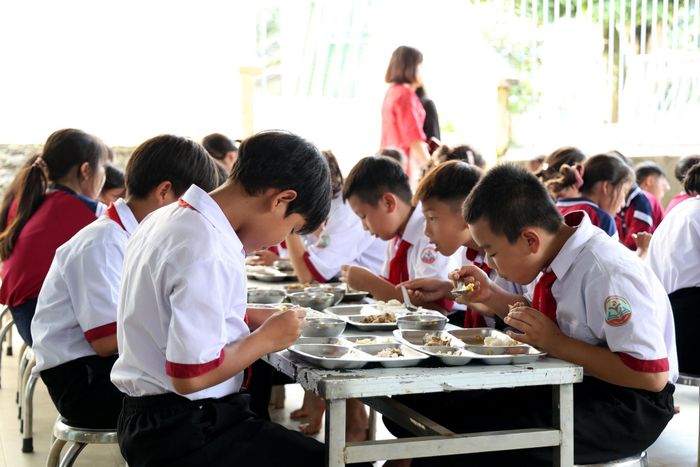 Trường Phổ thông dân tộc bán trú THCS Đắk R’măng đang tổ chức ăn, ở cho hơn 200 học sinh, với 100% là con em đồng bào dân tộc thiểu số