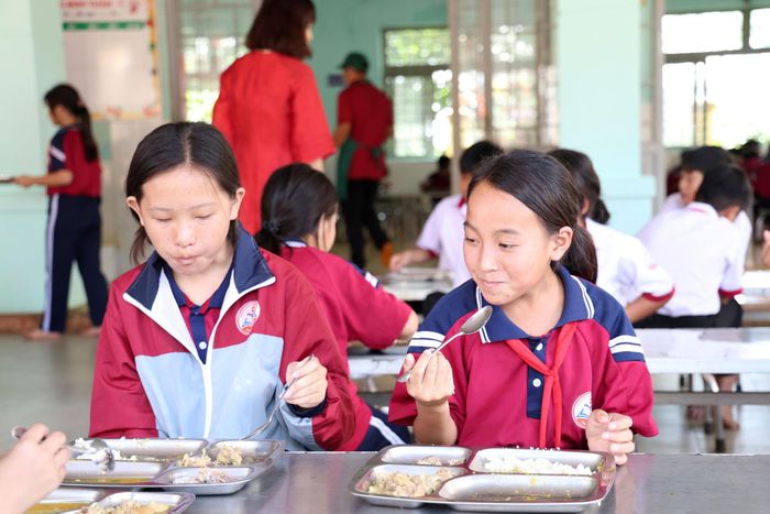 Mức hỗ trợ hiện nay chỉ là 936.000 đồng/học sinh/tháng, chưa bảo đảm bữa ăn hằng ngày cho các em