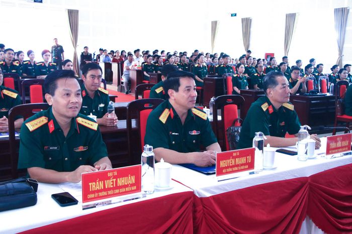 Các đại biểu tham dự buổi trao quyết định