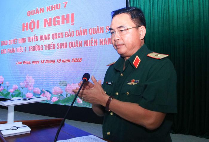 Thiếu tướng Lê Xuân Bình, Ủy viên Thường vụ Đảng ủy, Phó Tư lệnh, Tham mưu trưởng Quân khu 7 chúc mừng và giao nhiệm vụ cho các đồng chí được tuyển dụng
