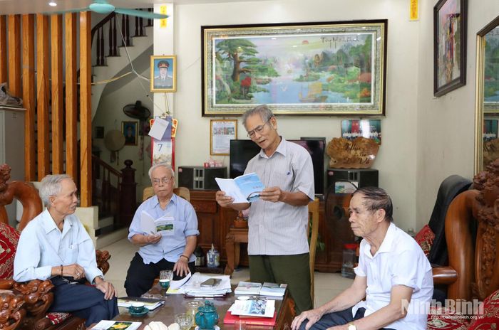 Các thành viên Câu lạc bộ Thơ văn Sông Châu trao đổi, bình thơ trong buổi sinh hoạt định kỳ.