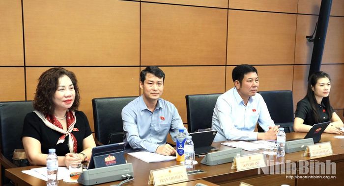 Các đại biểu dự phiên thảo luận.