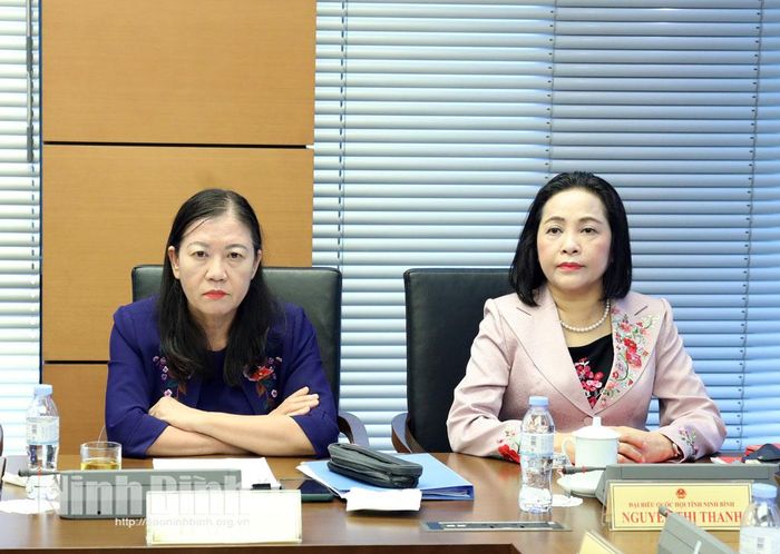 Đồng chí Nguyễn Thị Thanh, Ủy viên Trung ương Đảng, Phó Chủ tịch Quốc hội và đồng chí Lê Thị Nga, Ủy viên Trung ương Đảng, Ủy viên Ủy ban Thường vụ Quốc hội, Chủ nhiệm Ủy ban Dân nguyện và Giám sát của Quốc hội dự phiên thảo luận.