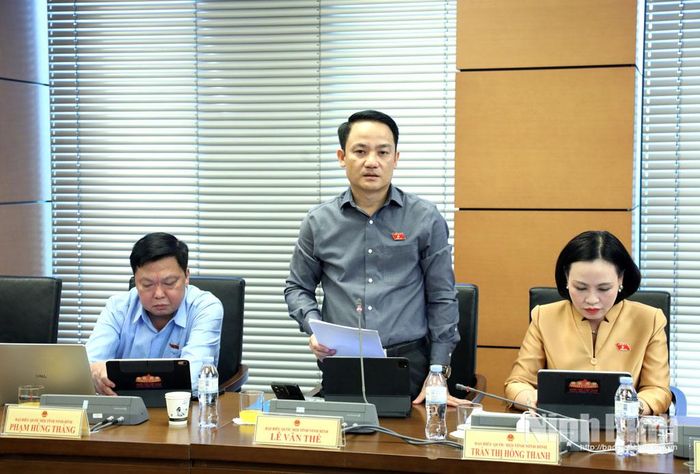 Đại biểu Lê Văn Thế, Tỉnh ủy viên, Phó Trưởng Đoàn ĐBQH chuyên trách tỉnh Ninh Bình phát biểu thảo luận.
