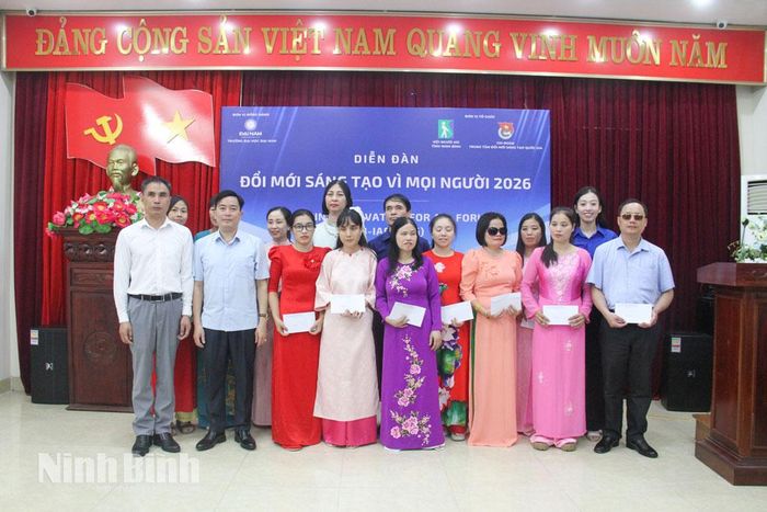 Lãnh đạo Ủy ban MTTQ Việt Nam tỉnh, Hội Người mù tỉnh và Đoàn Thanh niên Trung tâm Đổi mới sáng tạo quốc gia trao quà cho hội viên người mù tiêu biểu trong tỉnh.