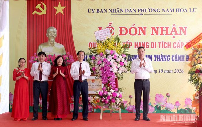 Đồng chí Lê Ngọc Quang, Ủy viên Trung ương Đảng, Bí thư Thành ủy, Trưởng Đoàn đại biểu Quốc hội thành phố Đà Nẵng tặng hoa, chúc mừng Đảng bộ, Chính quyền và Nhân dân phường Nam Hoa Lư.