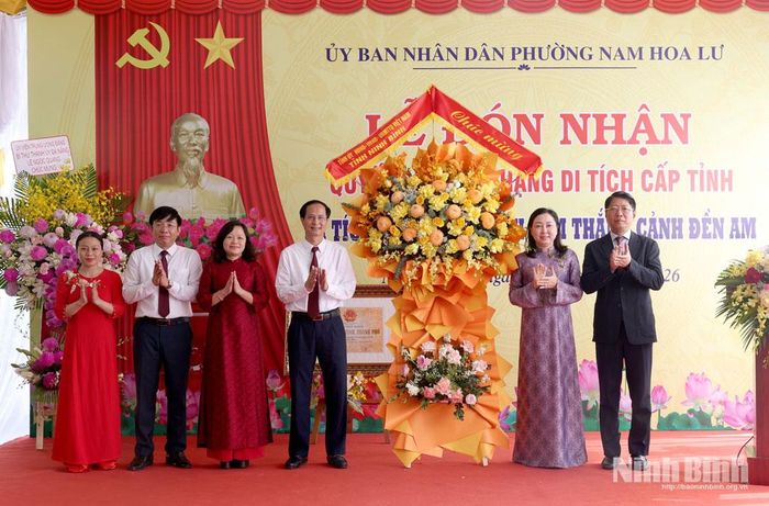 Đồng chí Đinh Thị Lụa, Phó Bí thư Tỉnh ủy, Chủ tịch Ủy ban MTTQ Việt Nam tỉnh và đồng chí Trần Song Tùng, Ủy viên Ban Thường vụ Tỉnh ủy, Phó Chủ tịch Thường trực UBND tỉnh tặng hoa, chúc mừng Đảng bộ, Chính quyền và Nhân dân phường Nam Hoa Lư.