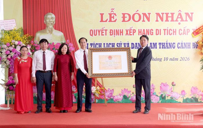 Đồng chí Trần Song Tùng, Ủy viên Ban Thường vụ Tỉnh uỷ, Phó Chủ tịch Thường trực UBND tỉnh trao Bằng xếp hạng di tích cấp tỉnh đối với Di tích lịch sử và danh lam thắng cảnh Đền Am cho Đảng bộ, Chính quyền và Nhân dân phường Nam Hoa Lư.