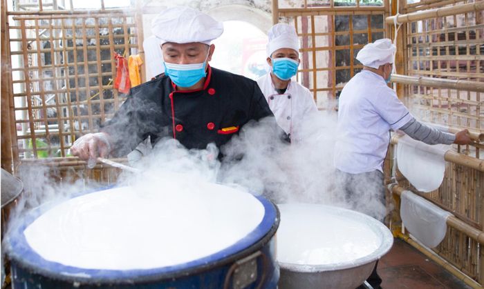 Tráng bánh phở tại làng nghề Vân Cù