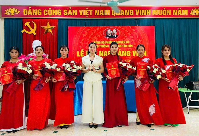 Chi bộ Trường Mầm non Tân Sơn, Đảng bộ phường Nguyễn Úy kết nạp 6 đảng viên mới, trong đó có 3 đảng viên là người Công giáo.