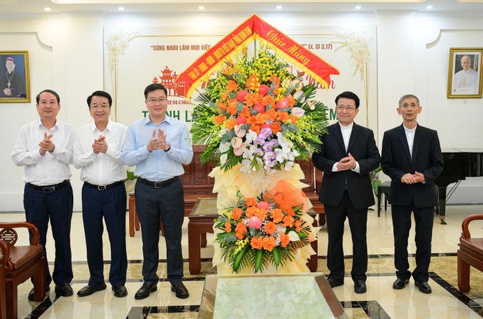 Các đồng chí Thường trực Tỉnh ủy tặng hoa chúc mừng Giáo phận Phát Diệm nhân kỷ niệm 125 năm thành lập. Ảnh: Trường Giang