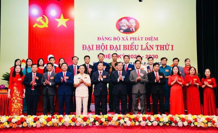 Đồng chí Lê Quốc Chỉnh, Phó Bí thư Tỉnh ủy, Chủ tịch HĐND tỉnh chụp ảnh lưu niệm với Ban Chấp hành Đảng bộ xã Phát Diệm nhiệm kỳ 2025 - 2030.