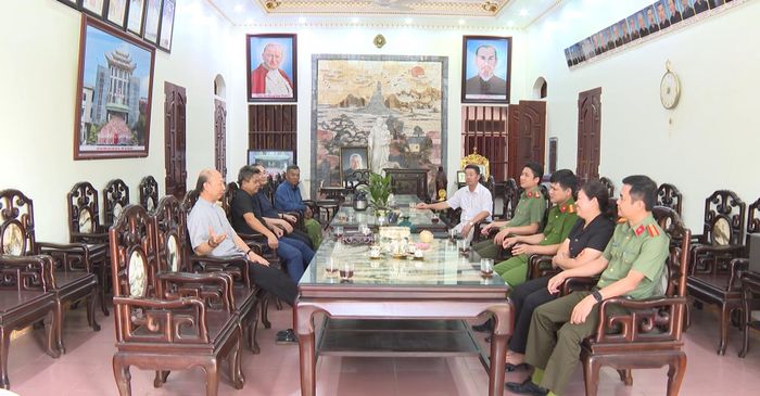 Cán bộ Công an xã Ninh Cường phối hợp cùng với Linh mục, chức sắc, chức việc của Giáo xứ Lác Môn tuyên truyền, vận động bà con giáo dân xây dựng Giáo xứ bảo đảm an ninh, an toàn.