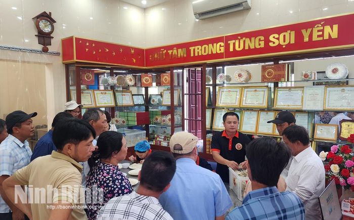Khách tham quan được giới thiệu tổng quan về mô hình nuôi yến và sản phẩm OCOP yến sào của anh Đinh Văn Thuận. Ảnh: Khánh Chi