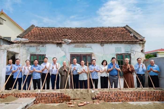 Các đại biểu dự lễ khởi công xây dựng “nhà đoàn kết lương giáo” ở xã Phát Diệm.
