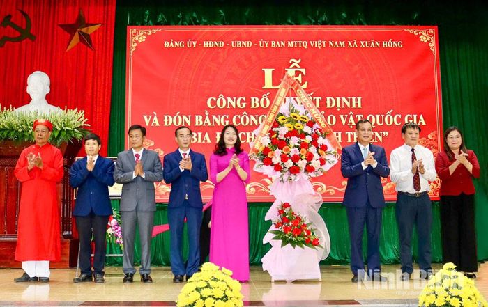 Các đồng chí lãnh đạo tỉnh tặng hoa chúc mừng Đảng bộ, Chính quyền và Nhân dân xã Xuân Hồng tại Lễ đón Bằng công nhận Bảo vật quốc gia “Bia đá Chùa Keo Hành Thiện”.