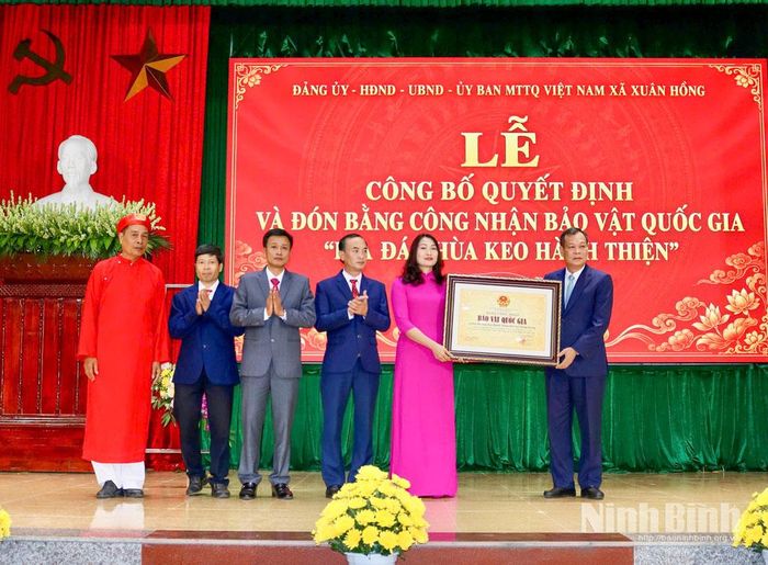 Đồng chí Lê Quốc Chỉnh, Phó Bí thư Tỉnh ủy, Chủ tịch HĐND tỉnh trao Bằng công nhận Bảo vật quốc gia “Bia đá Chùa Keo Hành Thiện” cho Đảng bộ, Chính quyền và Nhân dân xã Xuân Hồng.