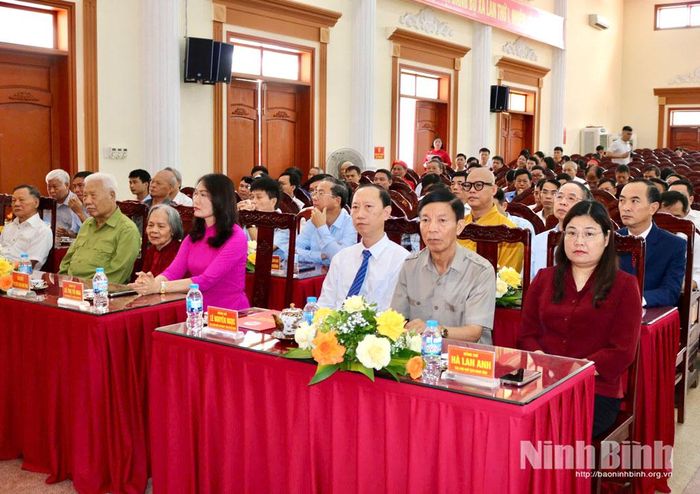 Các đại biểu dự Lễ đón Bằng công nhận Bảo vật quốc gia “Bia đá Chùa Keo Hành Thiện”.