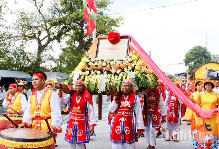 Rước Bằng công nhận Bảo vật quốc gia “Bia đá Chùa Keo Hành Thiện” xã Xuân Hồng.