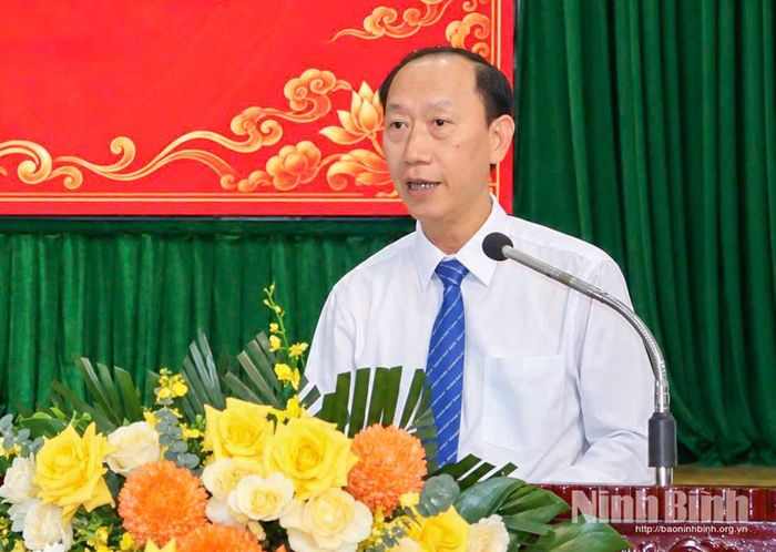Đồng chí Lê Nguyên Ngọc, Tỉnh ủy viên, Giám đốc Sở Văn hoá và Thể thao công bố Quyết định của Thủ tướng Chính phủ công nhận Bảo vật quốc gia - Bia đá Chùa Keo Hành Thiện.