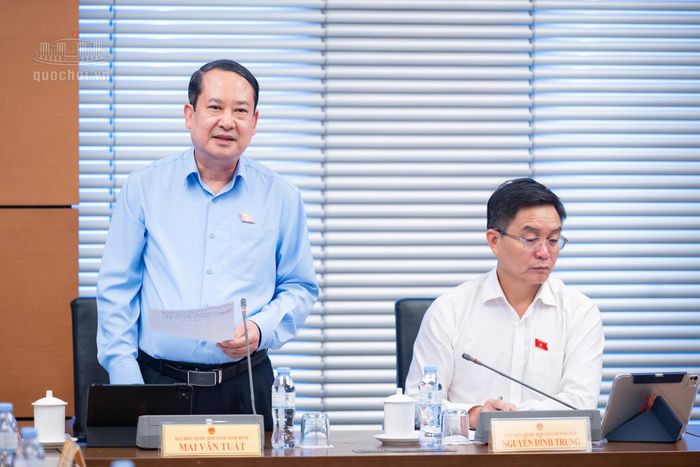 Đại biểu Mai Văn Tuất, Phó Bí thư Tỉnh ủy, Trưởng Đoàn ĐBQH tỉnh phát biểu thảo luận.