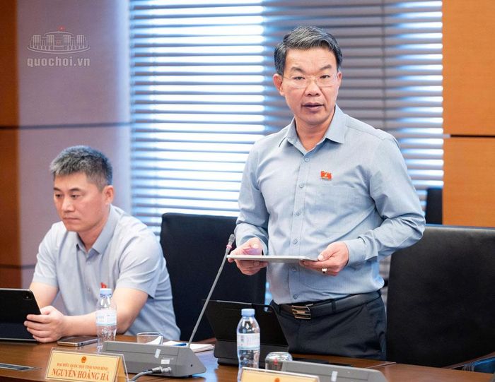 Đại biểu Nguyễn Hoàng Hà, Ủy viên Ban Thường vụ Tỉnh ủy, Phó Chủ tịch Thường trực Ủy ban MTTQ Việt Nam tỉnh tham gia thảo luận Tổ.