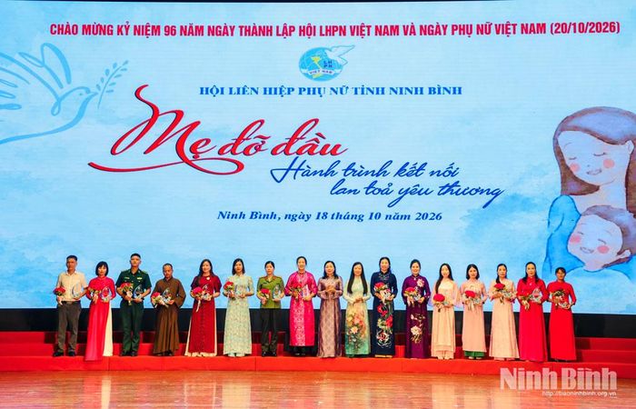 Đồng chí Nguyễn Thị Thu Hiền, Phó Chủ tịch TW Hội LHPN Việt Nam và đồng chí Đinh Thị Lụa, Phó Bí thư Tỉnh ủy, Chủ tịch Ủy ban MTTQ Việt Nam tỉnh tri ân, tôn vinh "Mẹ đỡ đầu" tiêu biểu giai đoạn 2021-2026.