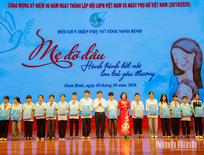 Đồng chí Đào Thị Hòa, Tỉnh ủy viên, Phó Chủ tịch Ủy ban MTTQ Việt Nam tỉnh, Chủ tịch Hội Liên hiệp Phụ nữ tỉnh cùng lãnh đạo Hội chữ thập đỏ tỉnh trao quà cho trẻ em mồ côi, trẻ em có hoàn cánh đặc biệt khó khăn.