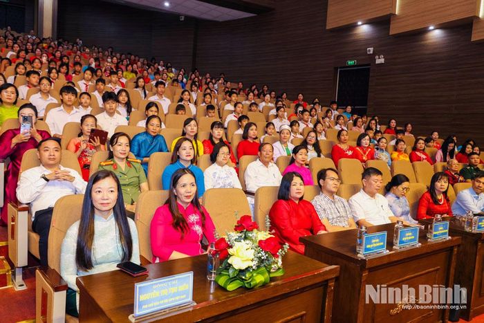 Các đại biểu dự hội nghị.