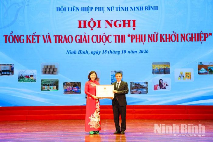 Hiệp hội Khởi nghiệp Quốc gia trao Bằng khen cho Hội LHPN tỉnh.