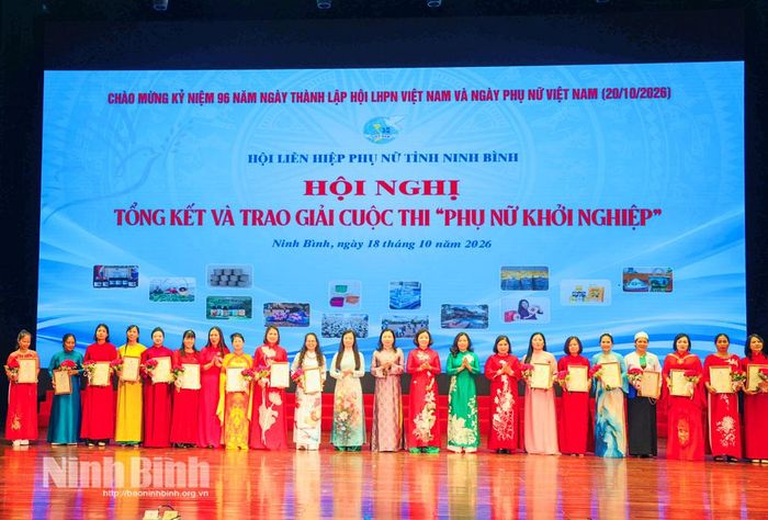 Đồng chí Nguyễn Thị Thu Hiền, Phó Chủ tịch Trung ương Hội LHPN Việt Nam và đồng chí Đinh Thị Lụa, Phó Bí thư Tỉnh ủy, Chủ tịch Ủy ban MTTQ Việt Nam tỉnh trao giải Cuộc thi "Phụ nữ khởi nghiệp" cấp tỉnh năm 2026 cho các thí sinh đạt giải.