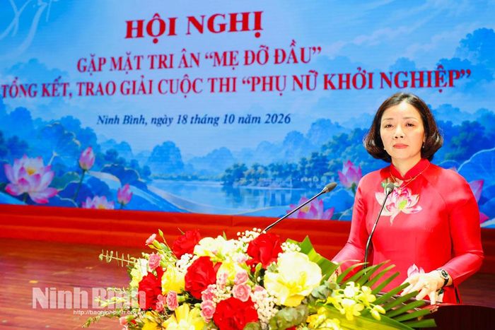 Đồng chí Đào Thị Hòa, Tỉnh ủy viên, Phó Chủ tịch Ủy ban MTTQ Việt Nam tỉnh, Chủ tịch Hội Liên hiệp Phụ nữ tỉnh phát biểu khai mạc hội nghị.