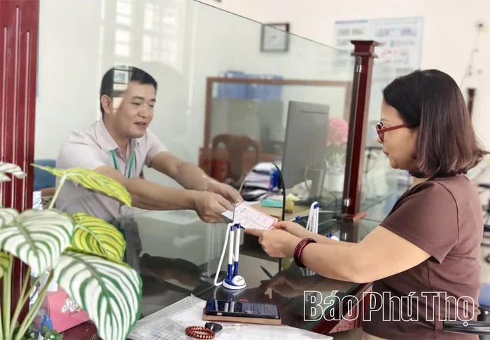 Phòng giao dịch Ngân hàng Chính sách xã hội Lạc Thủy nâng cao chất lượng phục vụ, đem đến sự hài lòng cho khách hàng.