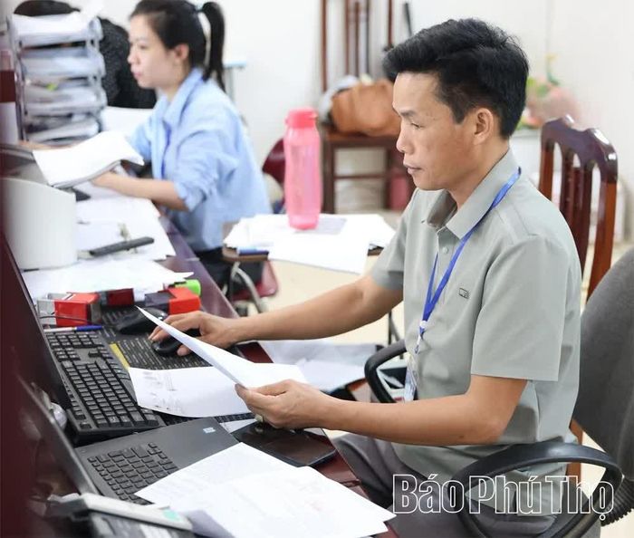 Cán bộ xã tiếp nhận, kiểm tra và xử lý hồ sơ trên môi trường số.