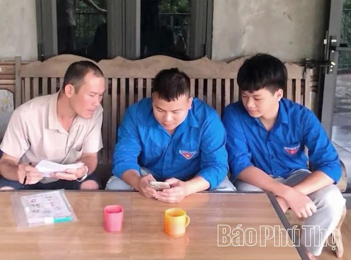 Với những trường hợp gặp khó khăn về đi lại hoặc sử dụng thiết bị, đoàn viên thanh niên đến tận nhà hỗ trợ.
