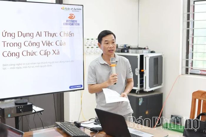 Cán bộ, công chức xã được hướng dẫn ứng dụng trí tuệ nhân tạo vào thực hiện nhiệm vụ chuyên môn.