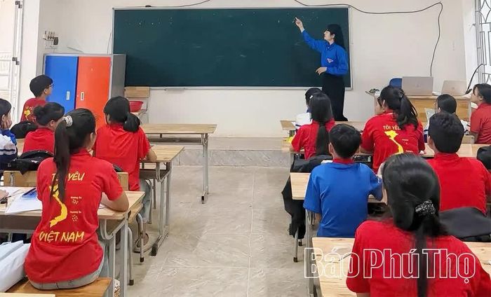 Học sinh Trường PTDT bán trú THCS Cao Sơn được hướng dẫn nhận diện lừa đảo trực tuyến, bảo vệ thông tin cá nhân và ứng xử có trách nhiệm trên môi trường mạng.