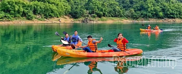 Du khách trải nghiệm chèo kayak trên hồ Hòa Bình, góp phần làm phong phú dịch vụ du lịch tại Thung Nai.