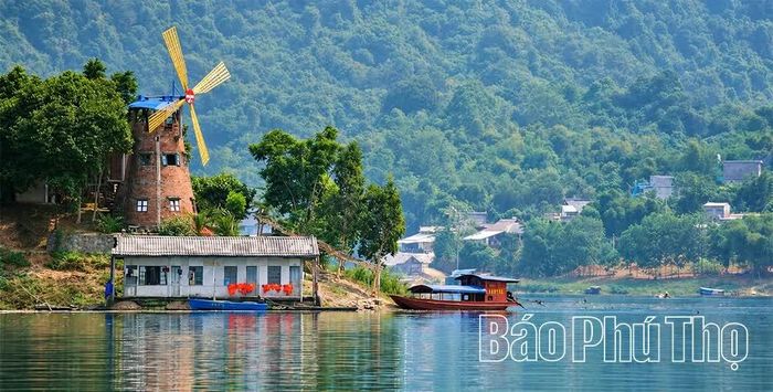 Nhà hàng Cối Xay Gió - điểm dịch vụ du lịch đã hoạt động nhiều năm tại vùng hồ Thung Nai.