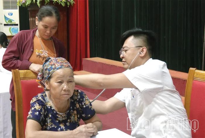 Các y, bác sỹ tận tình thăm khám cho người cao tuổi xã Đà Bắc.