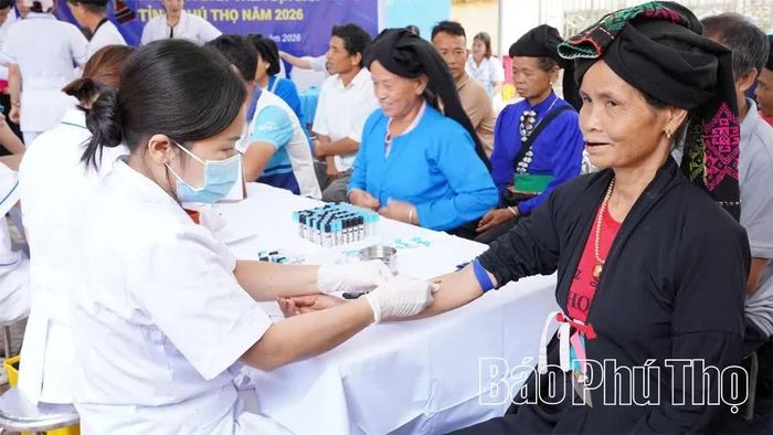 Người cao tuổi xã Đức Nhàn tham gia chương trình khám sức khỏe toàn dân.