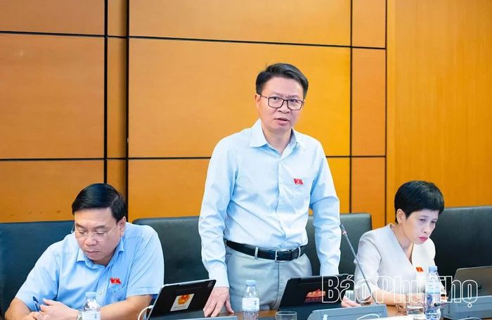 Đại biểu Quốc hội tỉnh Nguyễn Minh Tuấn tham gia thảo luận ở Tổ.